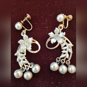 GUC Vintage Goldtone Faux Pearl Rhinestone Drop Dangle Screw Back  Earrings